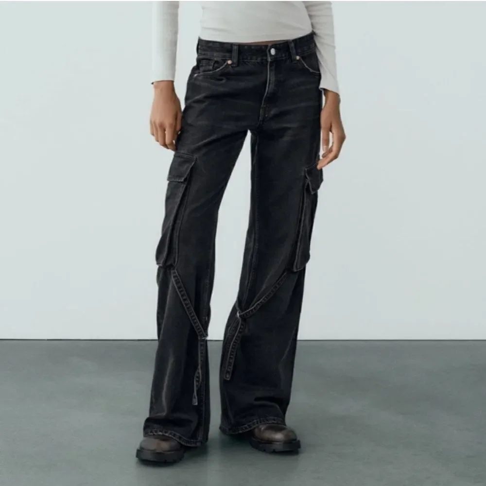 Zara Mid Rise Wide Leg Black Denim Cargo TRF Jeans
